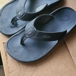 OluKai size 8 sandals
